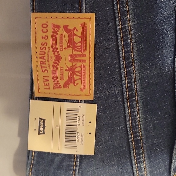 Women's Levi Shorts - Picture 4 of 6